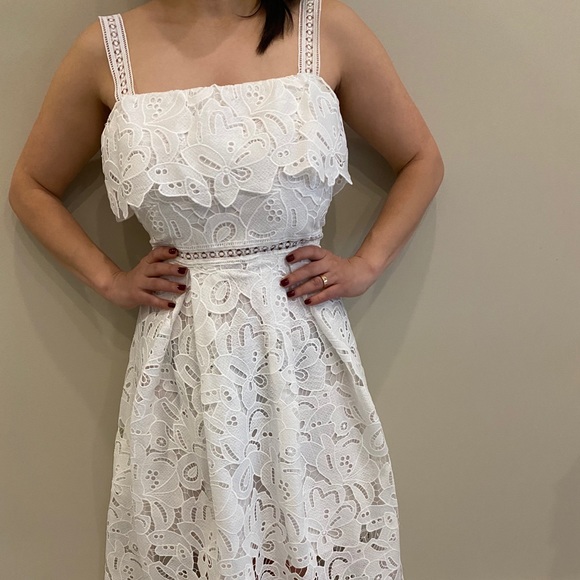 Fancy lace dress - Picture 2 of 12